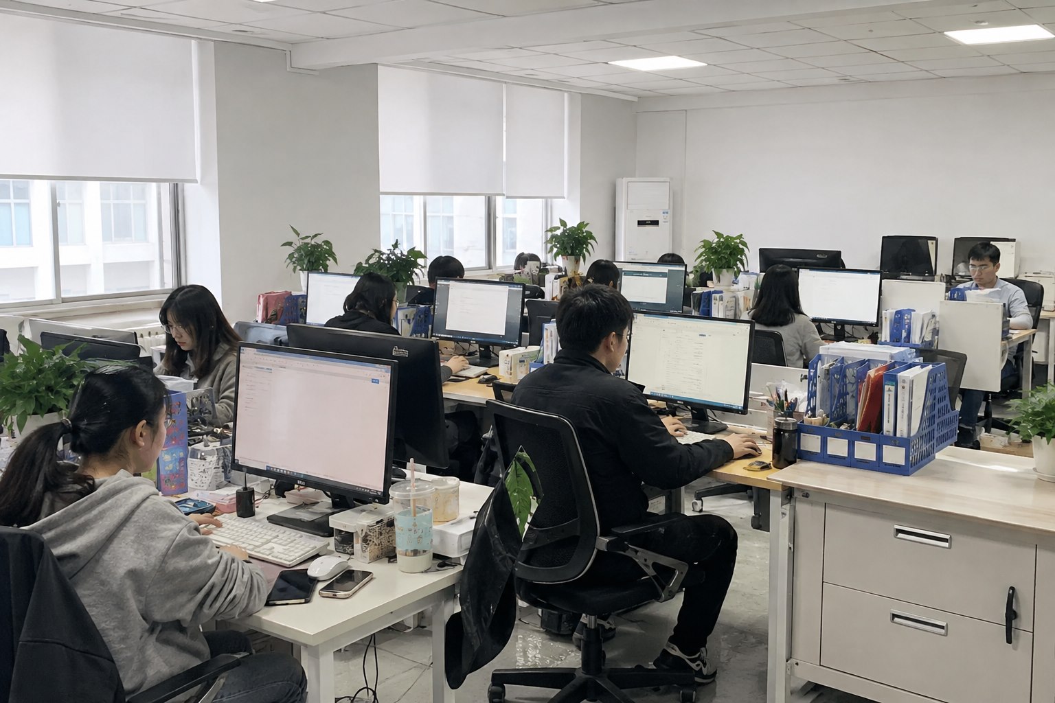 袅岸文化工作室开放办公环境与工作中的团队成员